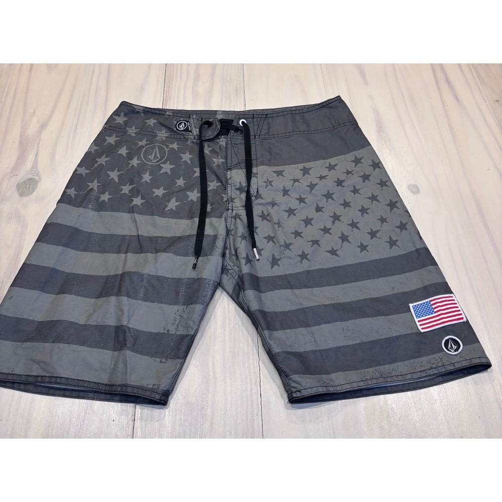 Volcom Merico Boardshorts Mens 31 Grey Black American Flag Stars Stripe A08314P1